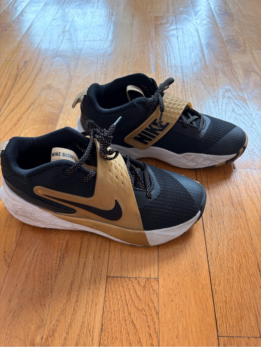 Nike Kids’ Team Hustle D 12 Basketball Shoe - Black and Gold - Big Kids 3.5Y